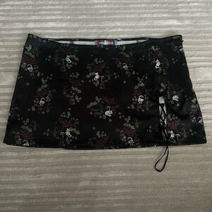 URBAN OUTFITTERS GOING OUT MINI SKIRT